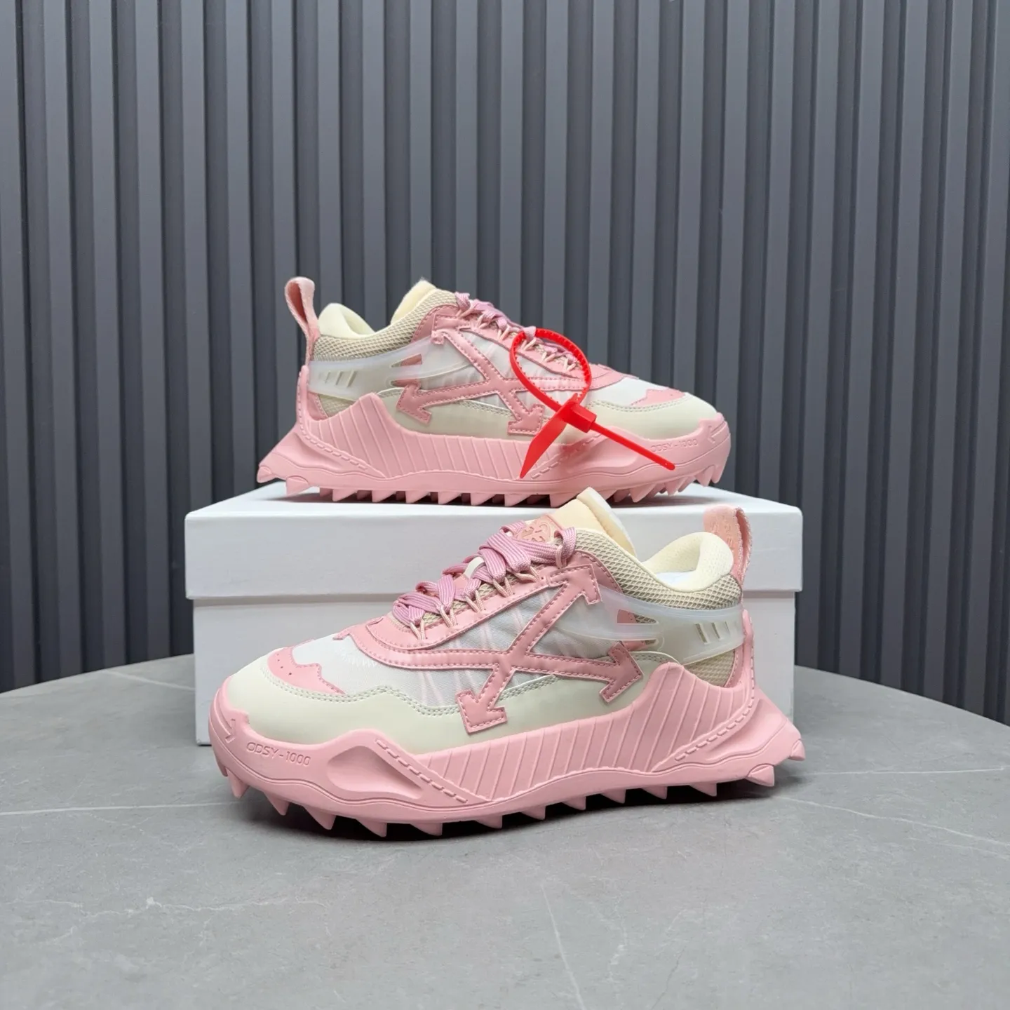 【OFF WHITE】P: 680💰Couple model, Size: Female 35-40; Male 39-44 (customized at 45.46) 2025SS trendy brand OFF WHITE classic popular model, combined outsole, official website original 1:1 developed top-level copy, ️Selected imported high-mercerized matte cowhide splicing breathable mesh ✔️Breathable lining, breathable and comfortable, simple and personalized design, official website rubber outsole.